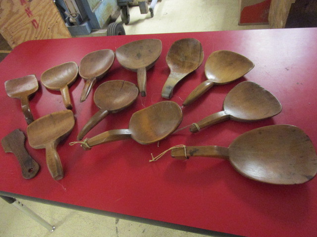 lot 113 image: VINTAGE WOOD SERVING SPOONS