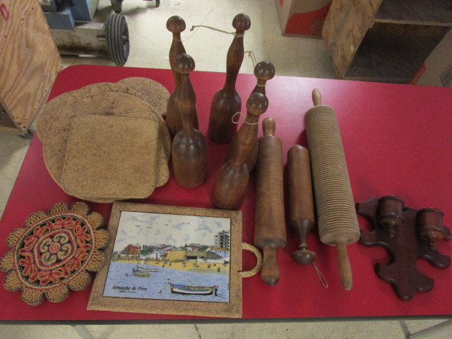lot 114 image: VINTAGE WOOD KITCHEN UTENSILS AND OTHER WARES