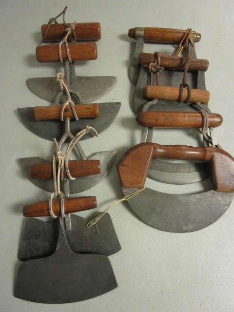 lot 115 image: VINTAGE PASTRY CUTTERS WITH WOOD HANDLES