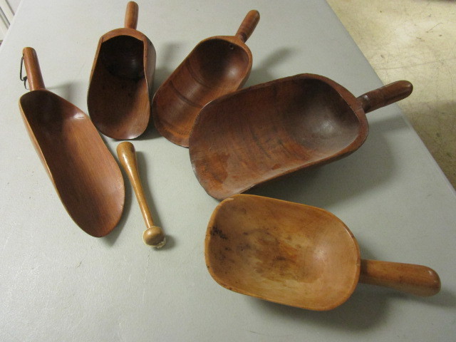 lot 116 image: VINTAGE WOOD SCOOPS