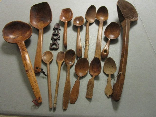 lot 117 image: VINTAGE WOOD KITCHEN SPOONS