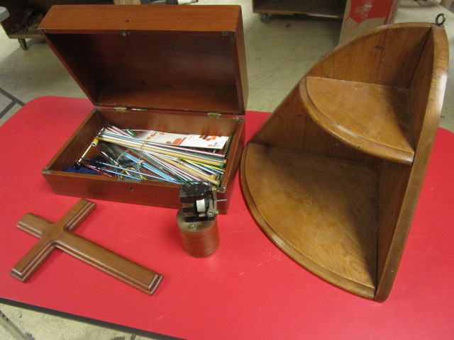 lot 127 image: VINTAGE WOOD KNITTING NEEDLE CASE AND HOME DECOR