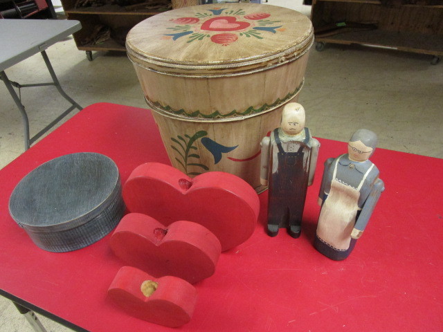 lot 131 image: WOLF CREEK BEAMAN IOWA VINTAGE WOOD FARMER COUPLE FIGURINES AND ASSORTED WOOD DECOR