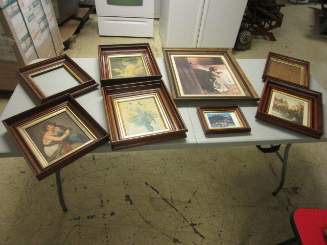 lot 133 image: VINTAGE WOOD FRAMES, SOME WITH ARTWORK