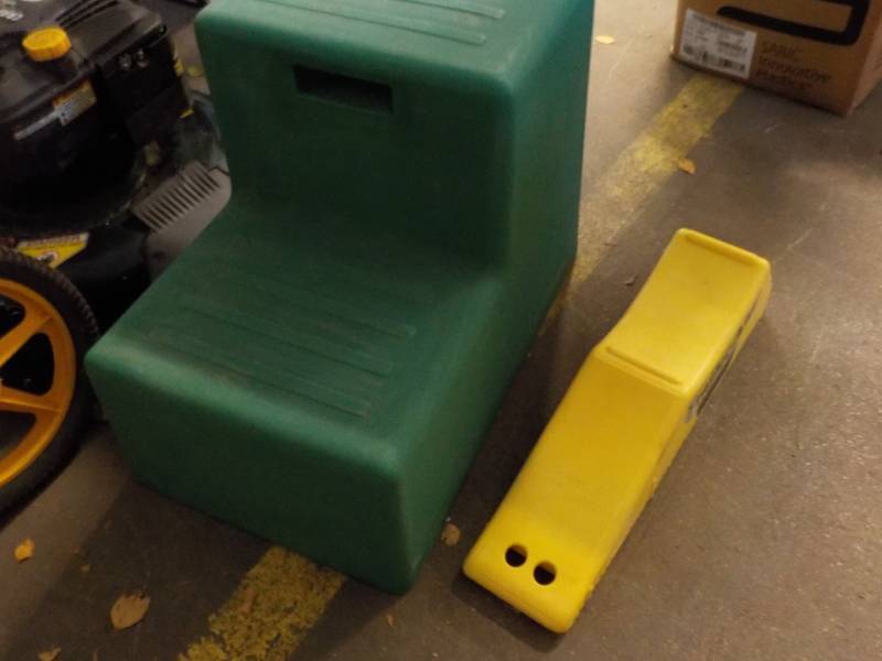 lot 4 image: Trailer Aid and Steps...