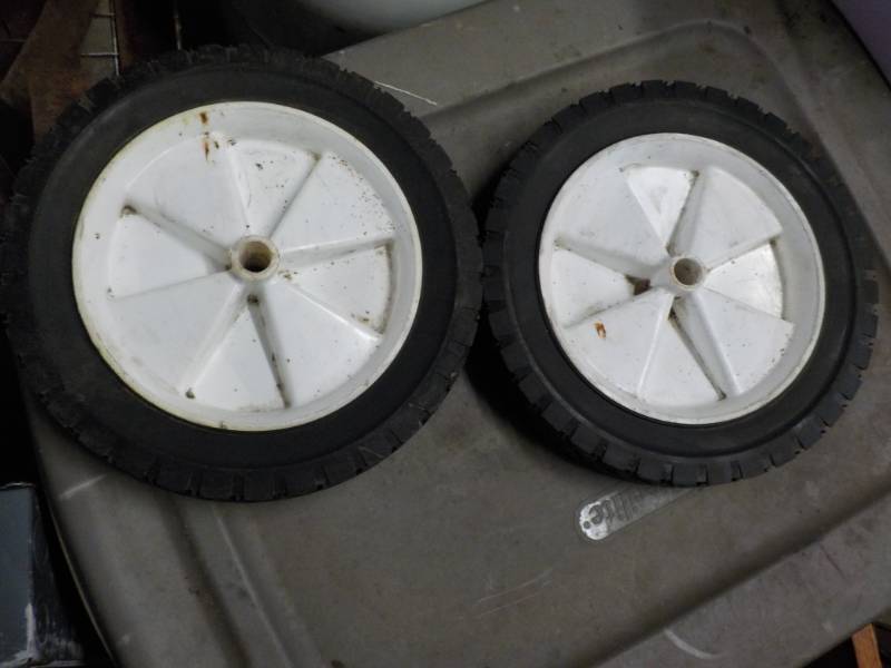 lot 26 image: 2 Plastic 10 Wheels...