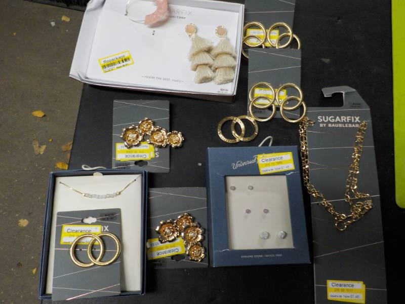 lot 32 image: Jewelry...