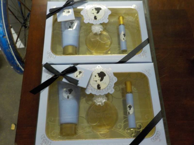 lot 45 image: 2 Ariana Grande Fragrance Gift Sets...