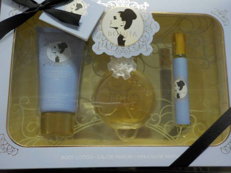lot 47 image: 2 Ariana Grande Fragrance Gift Sets...