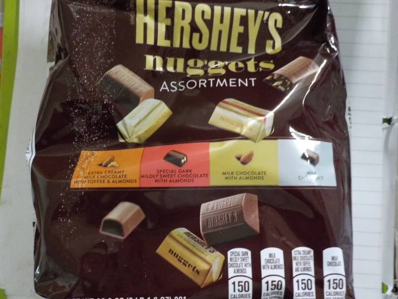lot 68 image: 33.9 oz bag Hersheys Nuggets Assor...