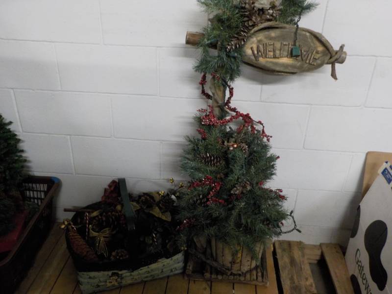 lot 123 image: Xmas Lot...