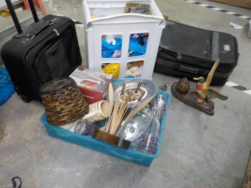 lot 163 image: Home Dcor and Suit Cases...