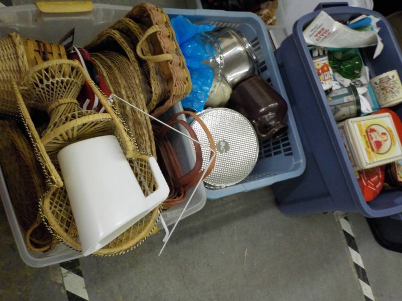 lot 172 image: Home Dcor in Totes with Covers...