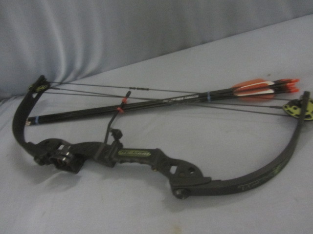 lot 7 image: Barnett Tomcat Compound Bow