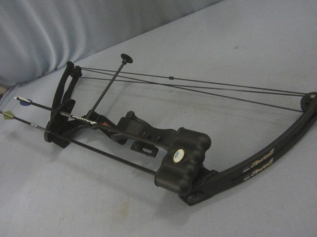 lot 8 image: Bear Brave III Compound Bow