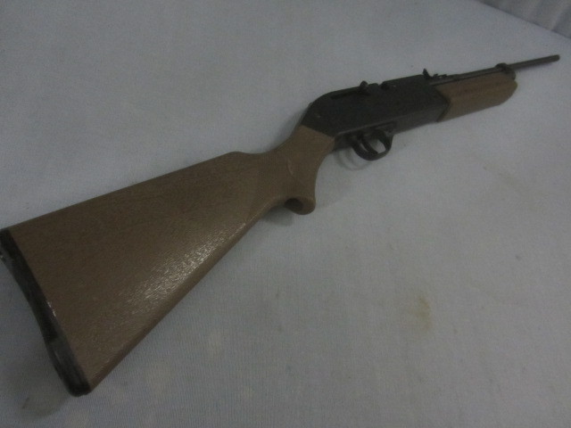 lot 15 image: Crosman Pumpmaster BB Gun
