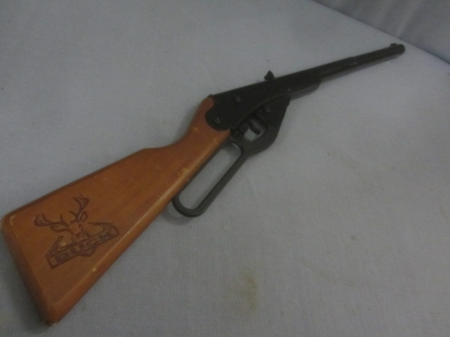 lot 16 image: Daisy Buck BB Gun