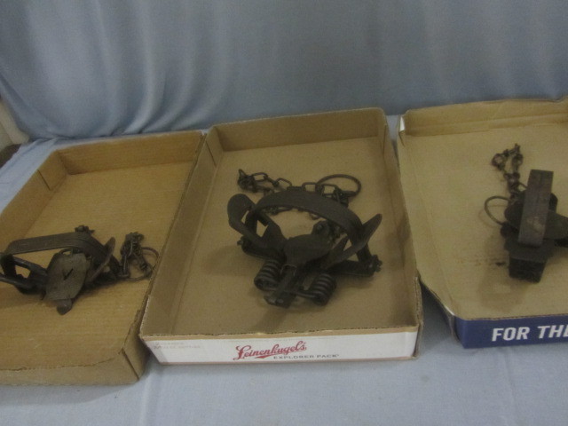 lot 21 image: Gibbs, Victor Traps