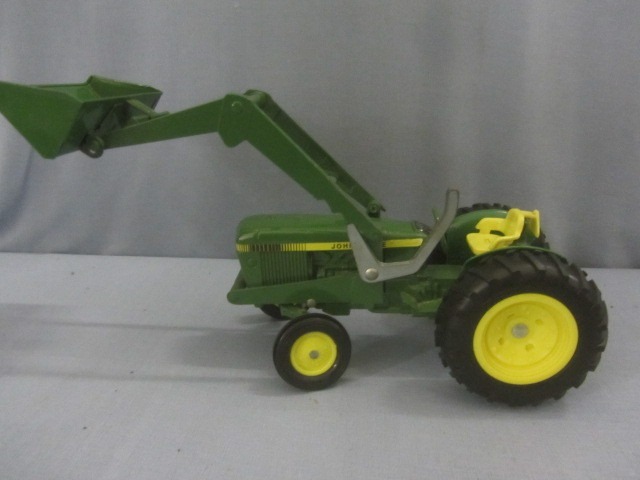 lot 24 image: John Deere ERTL Tractor
