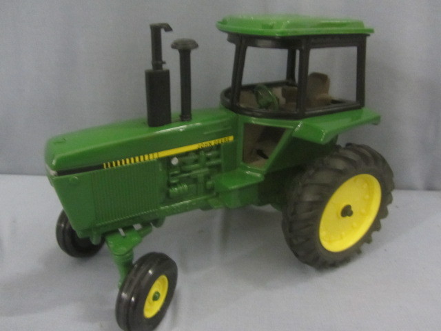 lot 26 image: John Deere Tractor