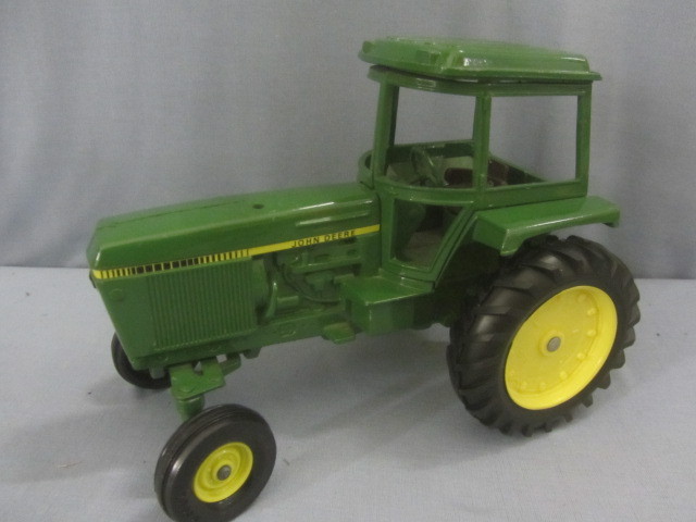 lot 27 image: John Deere Tractor