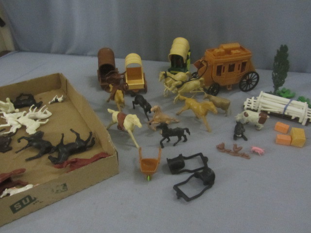 lot 100 image: Western Ranch Play Set