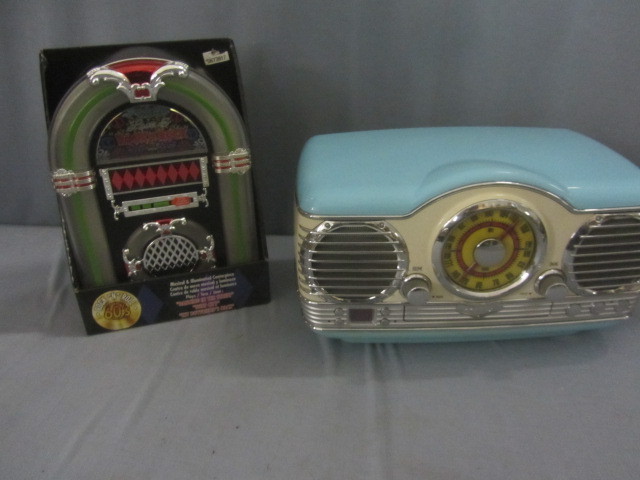 lot 123 image: Table Top Retro Radio
