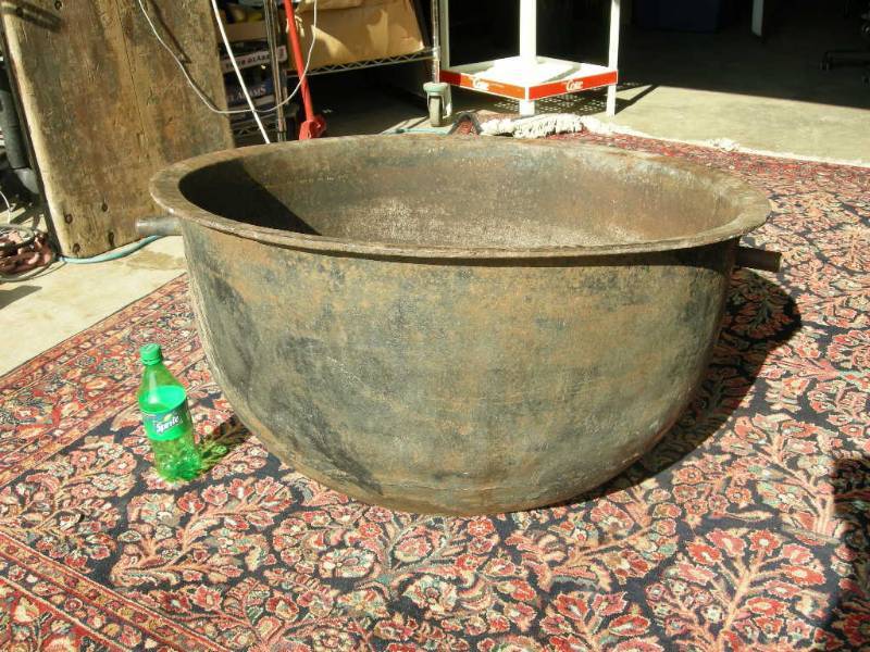 lot 3 image: Large Antique Cast Iron Cauldron