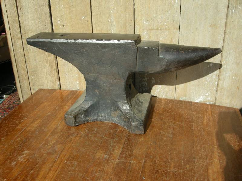 lot 9 image: Antique Lakeside Anvil