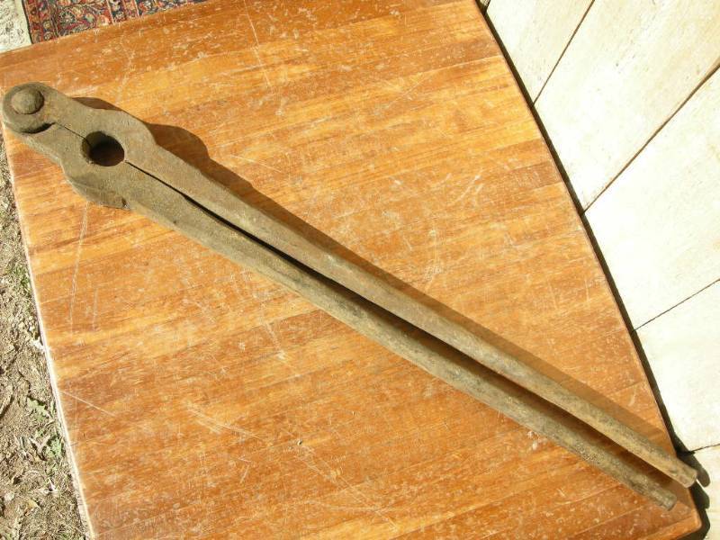 lot 13 image: Antique Iron Blacksmith Tool