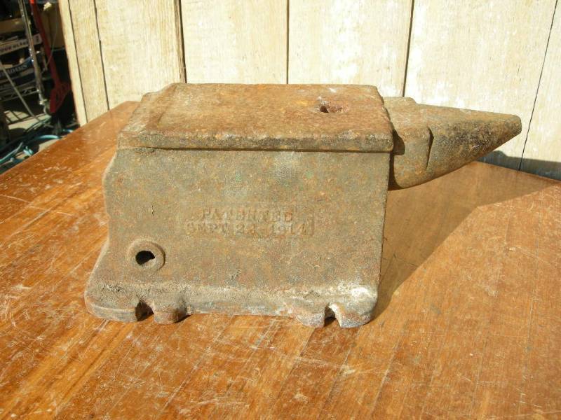 lot 15 image: Antique Anvil