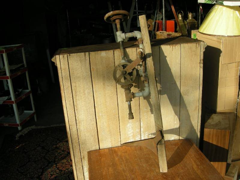 lot 17 image: Antique Primitive Hand Crank LatheDrill Press