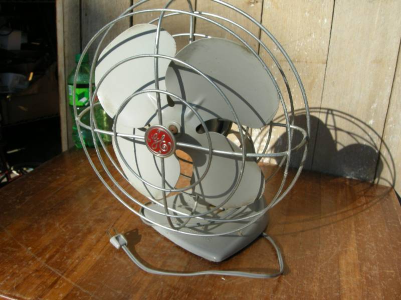 lot 39 image: Vintage GE Desk Fan