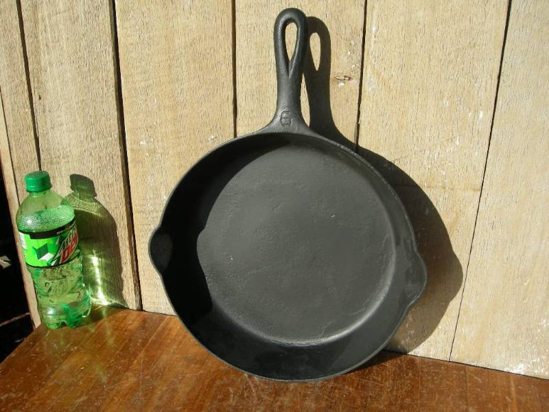 lot 45 image: Griswold #9 Cast Fry Pan