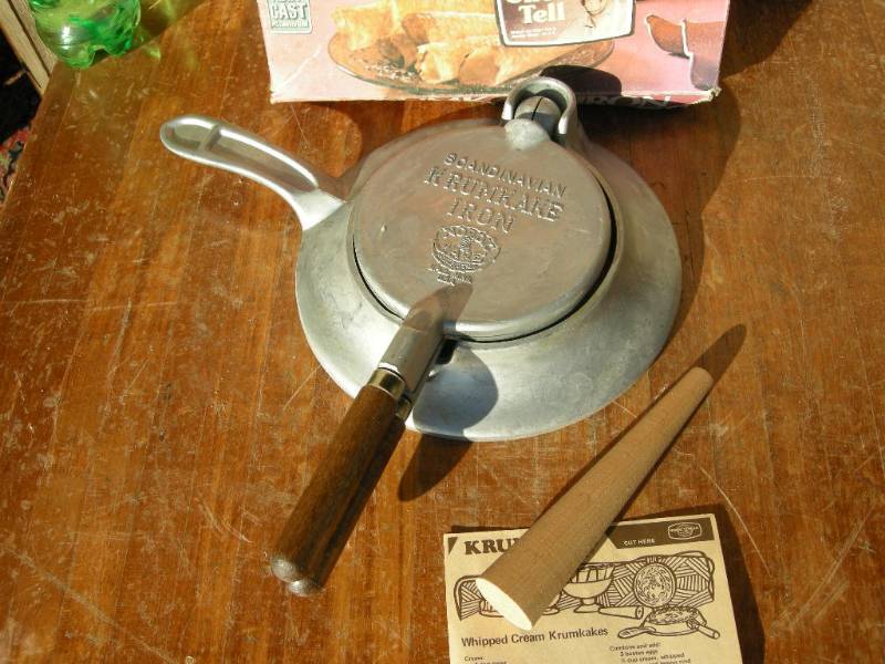 lot 48 image: Vintage Nordic Ware Krumkake Iron
