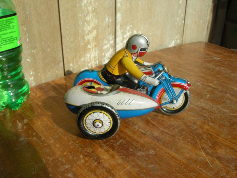 lot 54 image: Vintage Look Tin Wind-Up Motorcycle