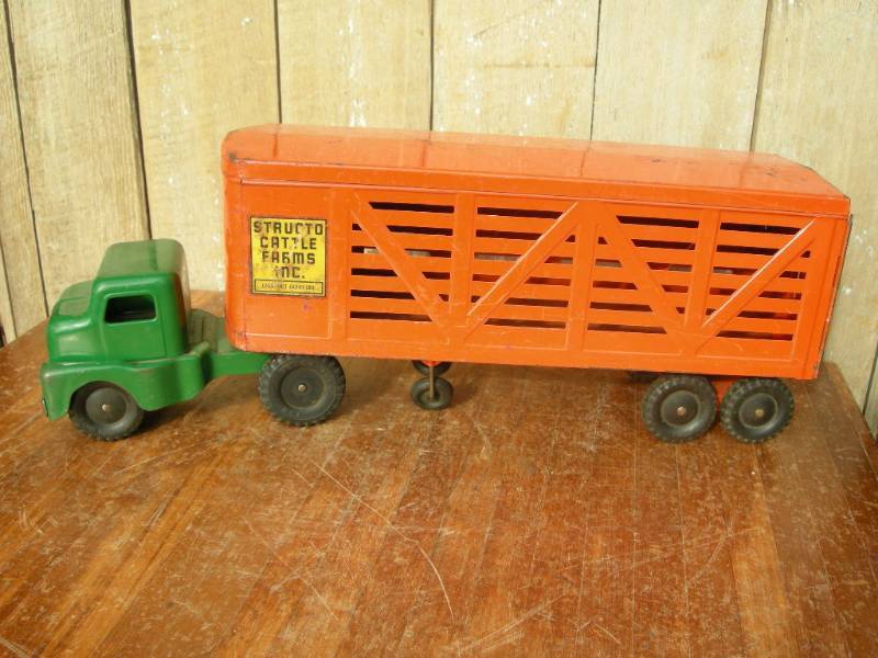 lot 60 image: Vintage Structo Cattle Farms Inc Truck-Trailer