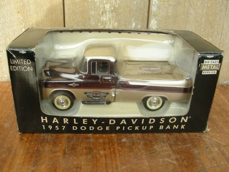 lot 63 image: Diecast Harley-Davidson 1957 Pickup bank