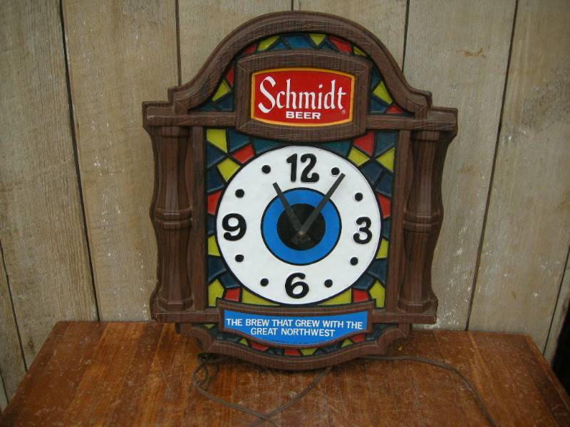 lot 72 image: Vintage Schmidt Beer Electric Light-Up Clock
