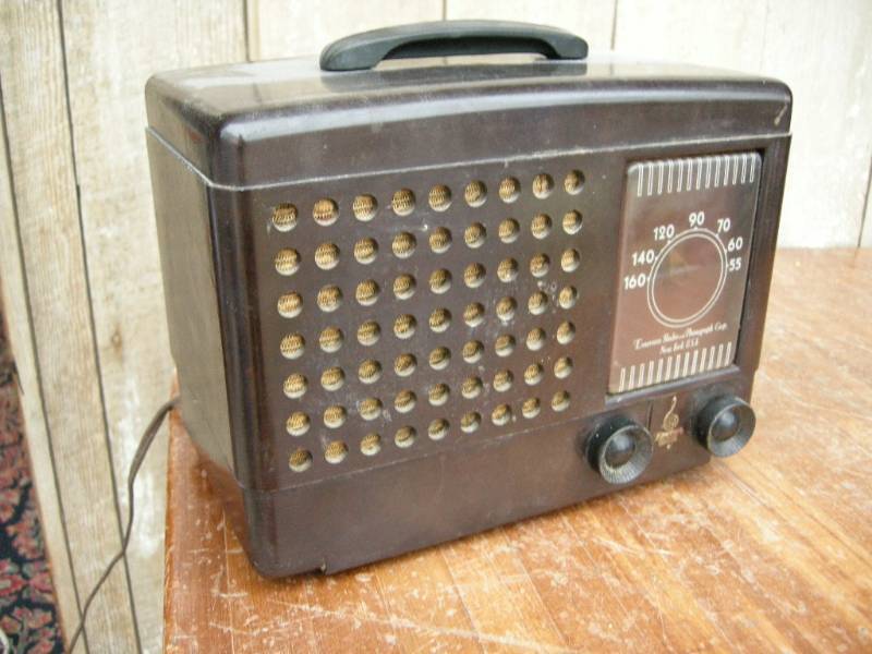 lot 79 image: Antique Emerson Radio
