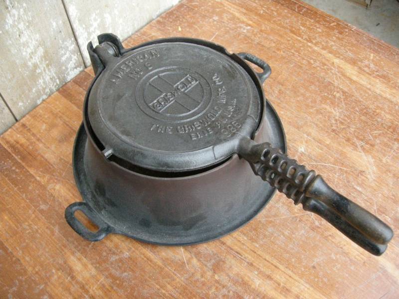 lot 83 image: Antique Griswold No.8 Waffle Iron