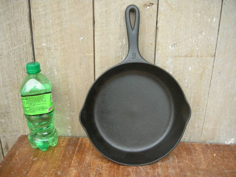 lot 85 image: Vintage Wagner Ware #6 Cast Iron Pan