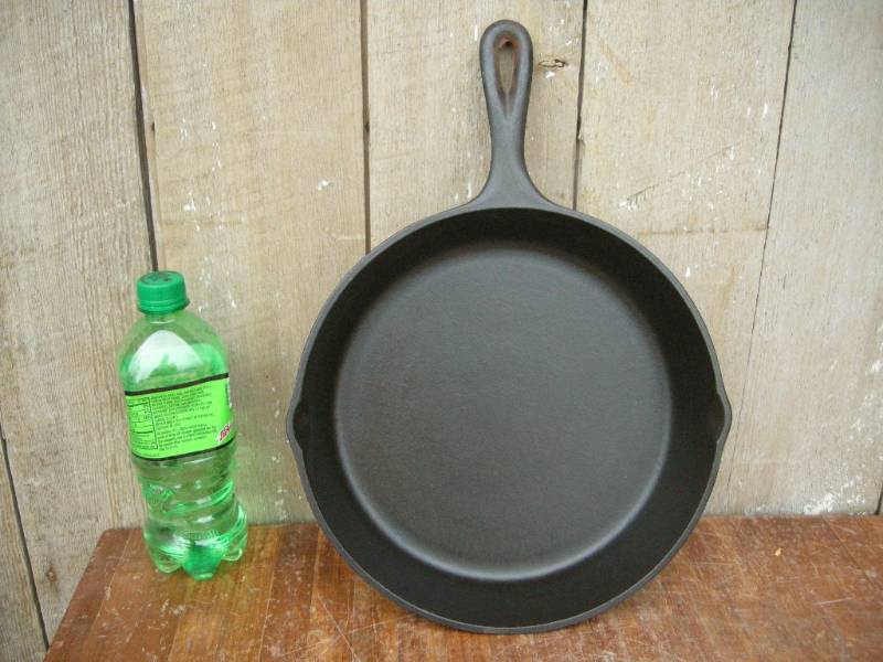 lot 86 image: Vintage Lodge #8 Cast Iron Pan
