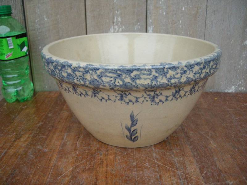 lot 93 image: Vintage Robinson Ransbottom 10-12 Mixing Bowl