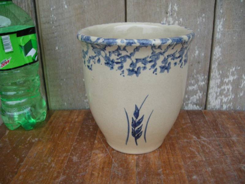 lot 94 image: R.R.P.Co 1Qt Kitchen Crock