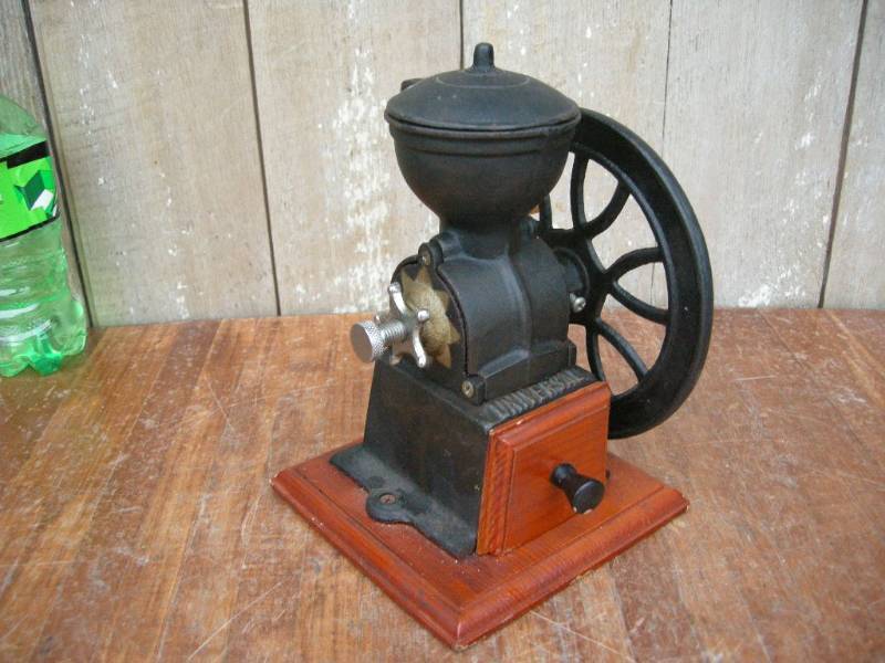 lot 95 image: Universal Old Look Grinder Coffee Mill