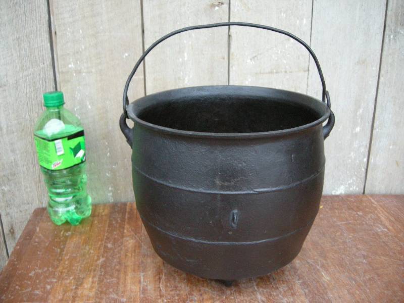 lot 97 image: Vintage Cast Iron Bean Pot