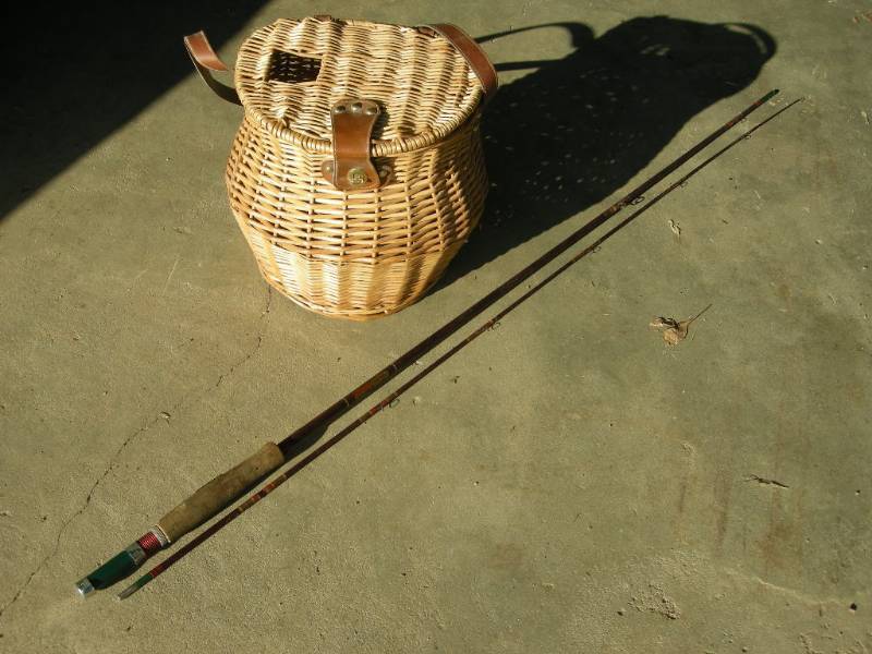 lot 123 image: Vintage Fly Rod and Creel