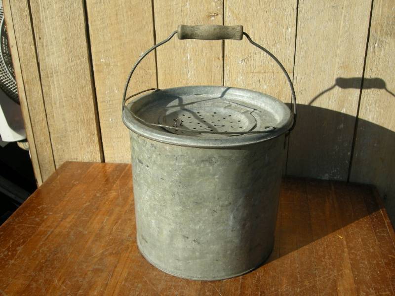 lot 124 image: Vintage 2pc Minnow Bucket