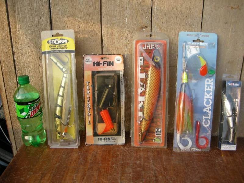 lot 132 image: Group Musky Lures